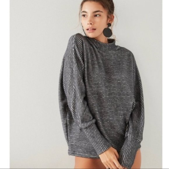 Urban Outfitters Out from Under Amelia Dolman Top - Picture 2 of 6